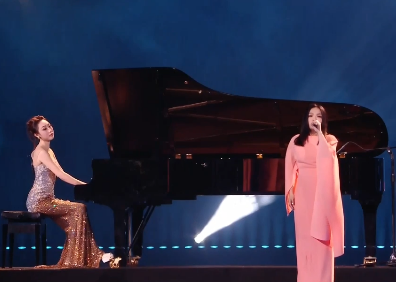 2025曾贝贝湖南卫视跨年首秀搭档徐佳莹 《身骑白马》融合舒曼金曲惊艳全场